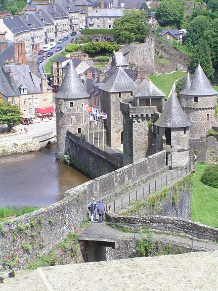 Фужер (Fougeres) — старинный город-крепость с 13 башнями в Бретани 10501