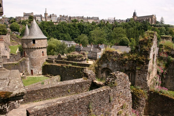 Фужер (Fougeres) — старинный город-крепость с 13 башнями в Бретани 83649