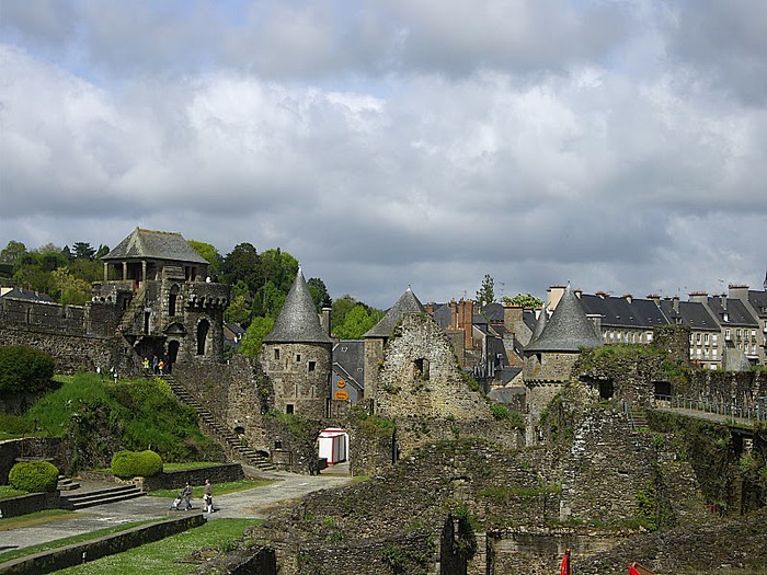 Фужер (Fougeres) — старинный город-крепость с 13 башнями в Бретани 83737