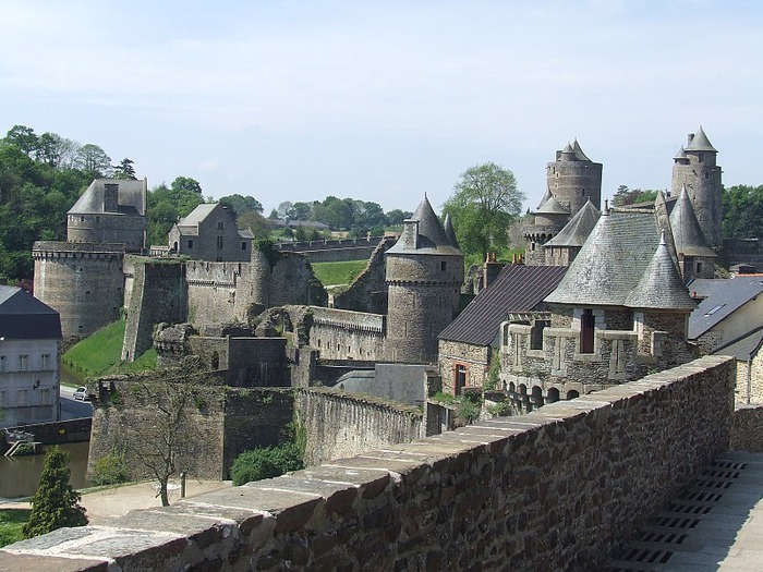 Фужер (Fougeres) — старинный город-крепость с 13 башнями в Бретани 39446