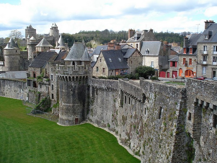 Фужер (Fougeres) — старинный город-крепость с 13 башнями в Бретани 93521