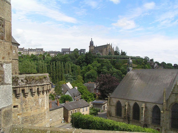 Фужер (Fougeres) — старинный город-крепость с 13 башнями в Бретани 83803