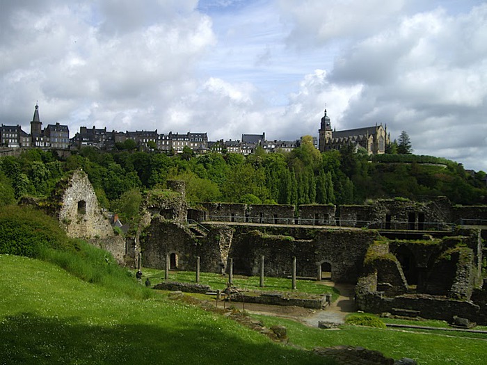 Фужер (Fougeres) — старинный город-крепость с 13 башнями в Бретани 78919