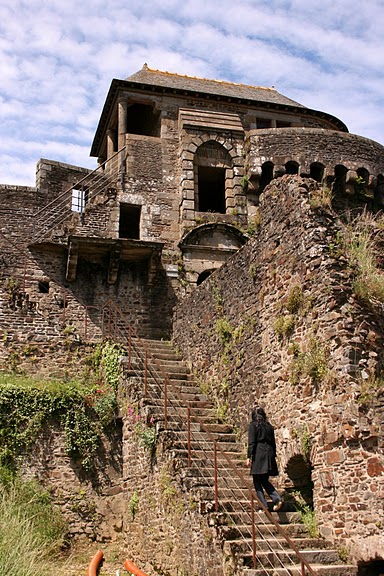 Фужер (Fougeres) — старинный город-крепость с 13 башнями в Бретани 37103