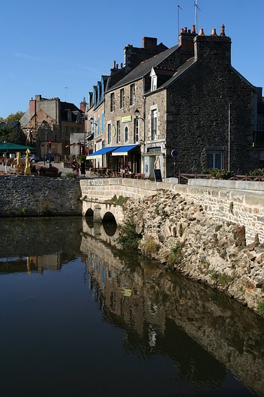 Фужер (Fougeres) — старинный город-крепость с 13 башнями в Бретани 63788