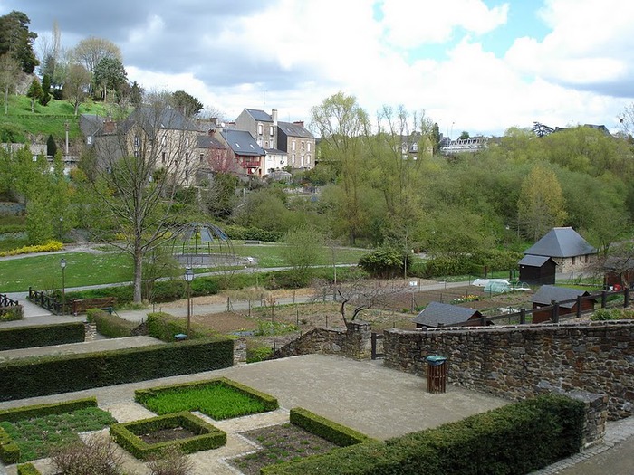 Фужер (Fougeres) — старинный город-крепость с 13 башнями в Бретани 69249