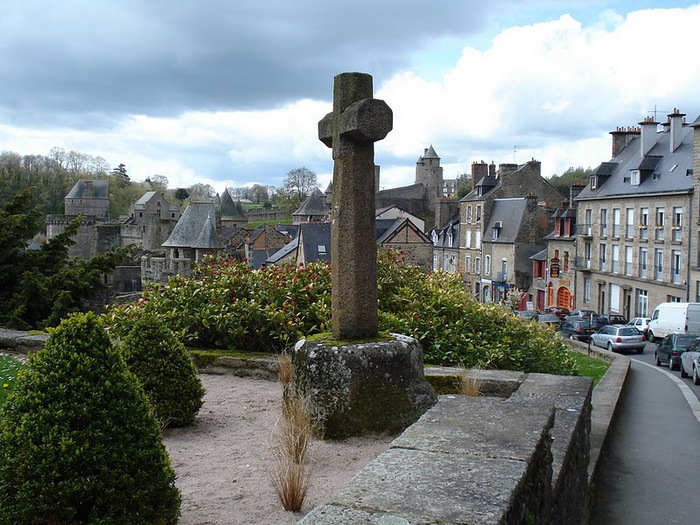 Фужер (Fougeres) — старинный город-крепость с 13 башнями в Бретани 80613