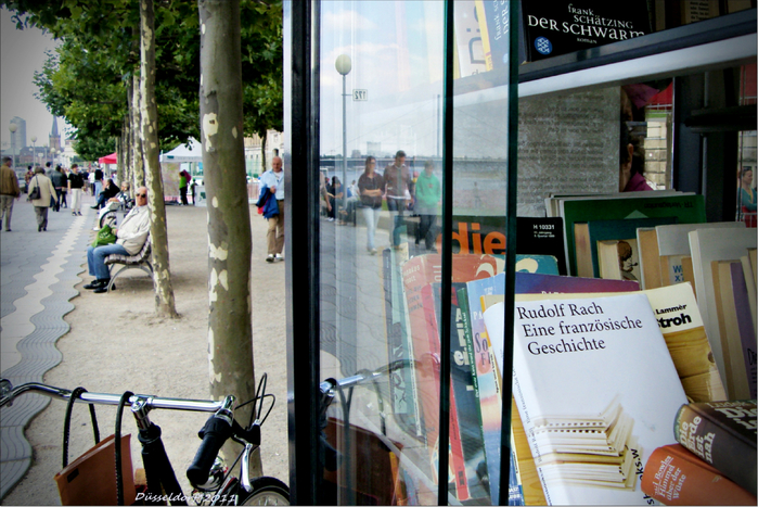 Книжный шкаф на набережной Рейна в Дюссельдорфе