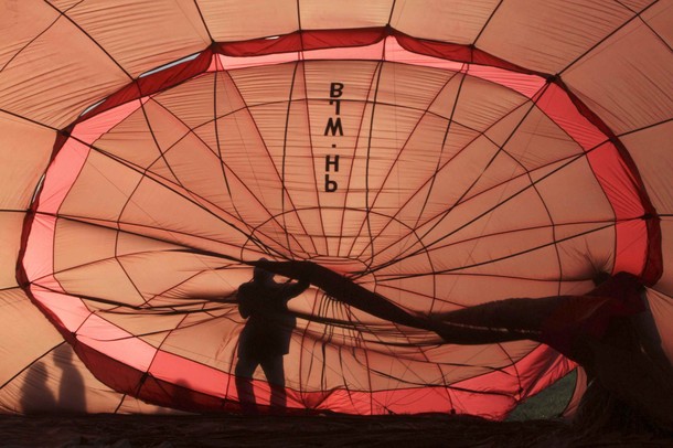 Ежегодный фестиваль горячих  воздушных шаров на авиабазе Кларк  (Annual Hot Air Balloon festival at Clark airbase), Пампанга, к северу от Манилы, 09 февраля 2012 года/2270477_62 (610x406, 75Kb)