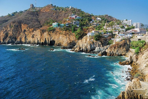 Необычные и красивые города на скалах - Акапулько (600x402, 120Kb)