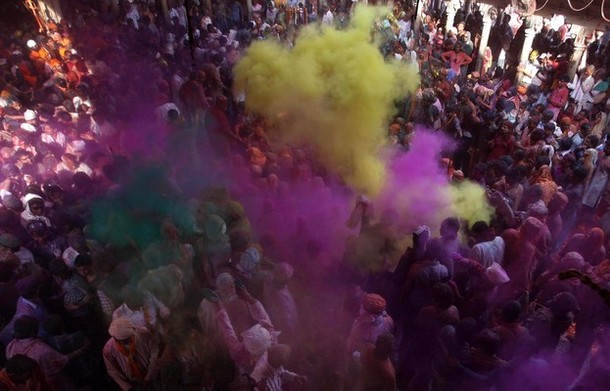 Холи - праздник цветов в Барсане, Индия, 2 марта 2012 года