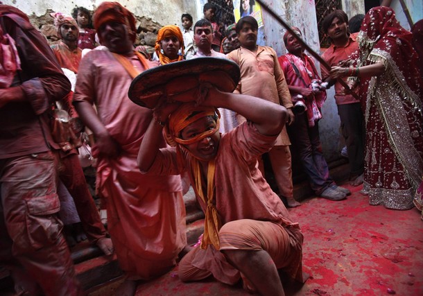 Холи - праздник цветов в Барсане, Индия, 2 марта 2012 года