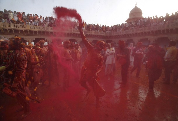 Холи - праздник цветов в Нангаоне, Индия, 3 марта 2012 года