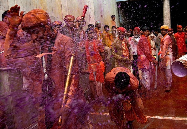 Холи - праздник цветов в Нангаоне, Индия, 3 марта 2012 года