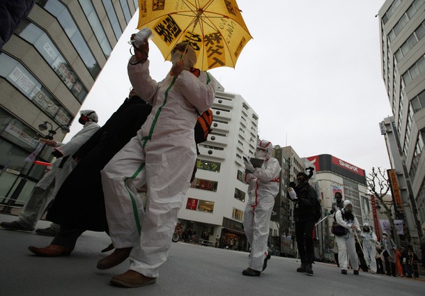 Анти-ядерный марш в районе Сибуя, Токио, 04 марта 2012 года.