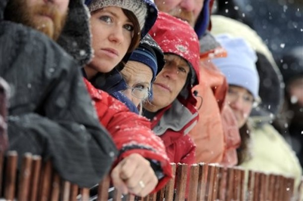 Гонки на собачьих упряжках (40th Iditarod Trail Sled Dog Race) в центре города Анкоридж, Аляска, 3 марта 2012 года.