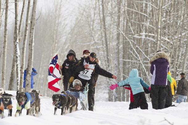 Гонки на собачьих упряжках (40th Iditarod Trail Sled Dog Race) в центре города Анкоридж, Аляска, 3 марта 2012 года.