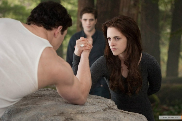 kinopoisk.ru-Twilight-Saga_3A-Breaking-Dawn-Part-2_2C-The-1976331 (700x466, 68Kb)