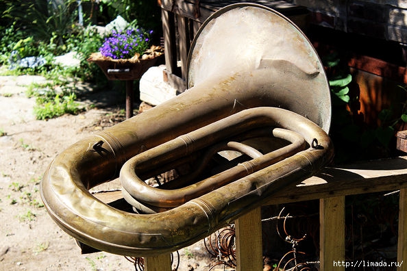 repurposed-red-hot-tuba-to-decorative-wall-planter-crafts-gardening-home-decor (1) (594x396, 197Kb)
