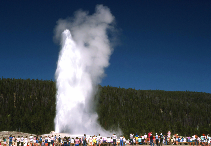 old-faithful-yellowstone-l (700x484, 348Kb)