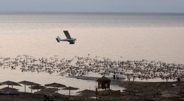 Тысячи голых сфотографировались на берегу Мертвого моря, 17 сентября 2011 года./2270477_162 (610x335, 159Kb)