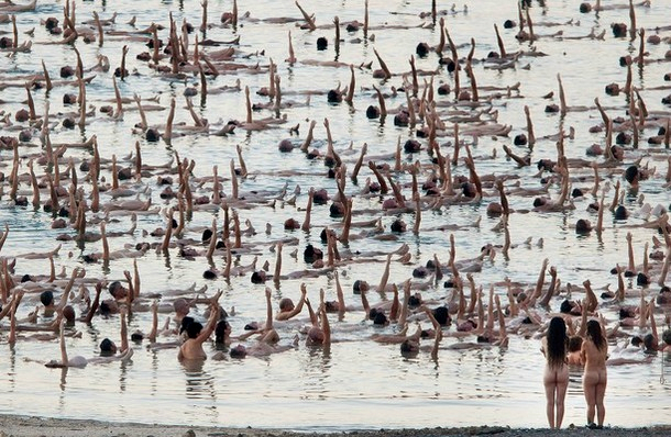 Тысячи голых сфотографировались на берегу Мертвого моря, 17 сентября 2011 года./2270477_158 (610x398, 335Kb)