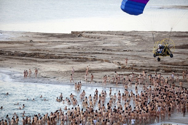 Тысячи голых сфотографировались на берегу Мертвого моря, 17 сентября 2011 года./2270477_155 (610x406, 283Kb)