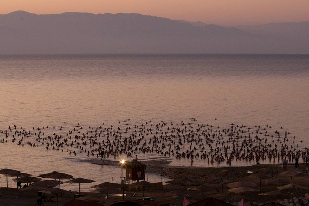 Тысячи голых сфотографировались на берегу Мертвого моря, 17 сентября 2011 года./2270477_159 (610x406, 190Kb)