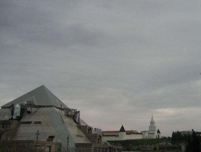 44 Пирамида и кремль (700x529, 52Kb)