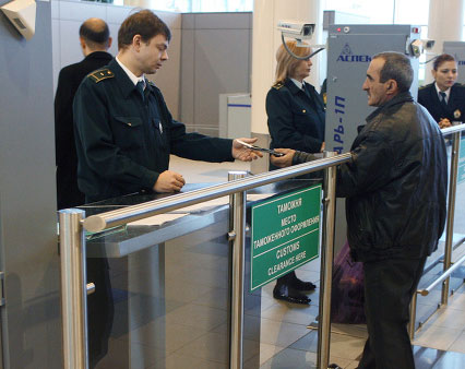 Грузоперевозки из Балканского региона/1316949300_1312186330_customs_domodedovo (426x338, 37Kb)