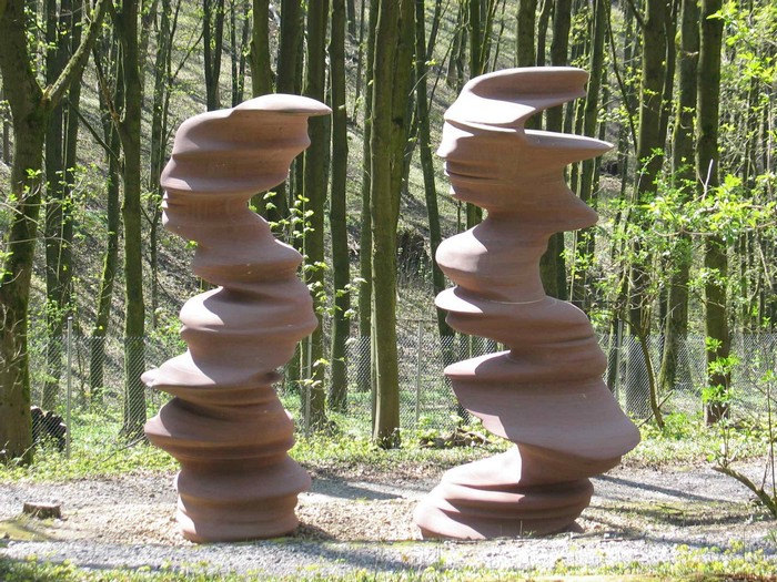 Тони Крэг, Tony Cragg - автор скульптур из урбанистических материалов