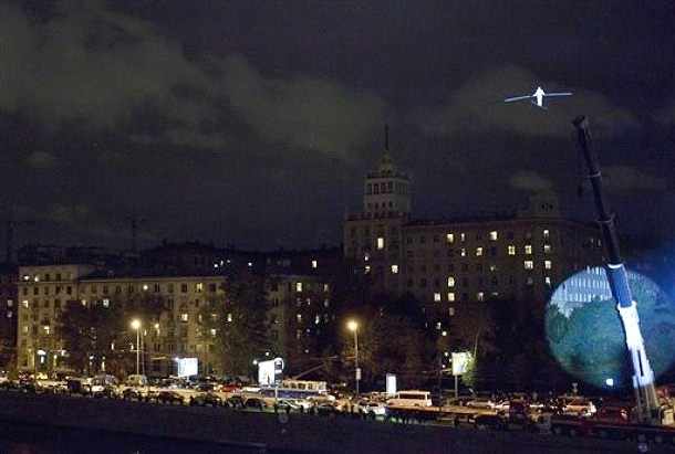 Швейцарский акробат Фредди Нок (Freddy Nock) не смог пройти над Москвой-рекой, Москва, 29 сентября 2011 года./2270477_26 (610x411, 272Kb)