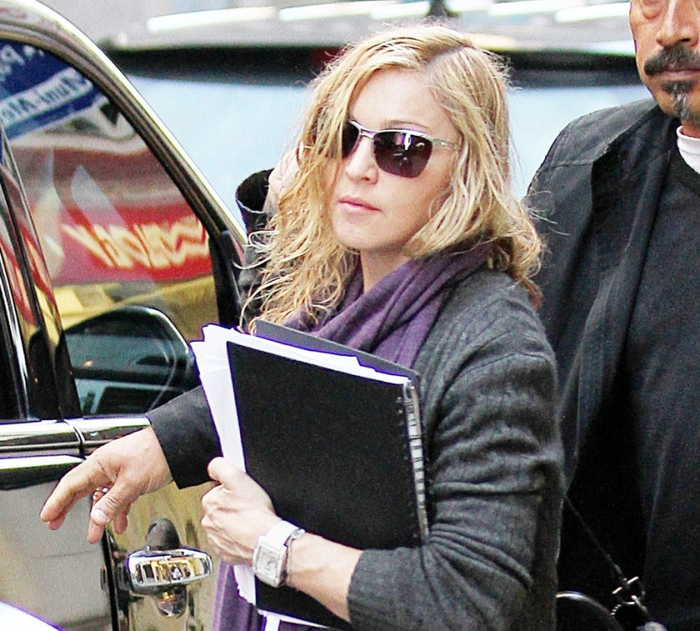 20111018-pictures-madonna-out-and-about-new-york-09 (700x631, 372Kb)
