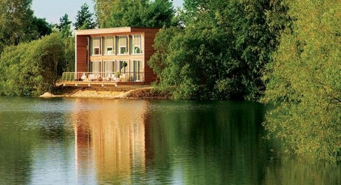 Cовременный частный дом у озера