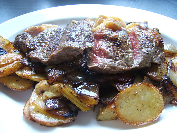 Argentinian sirloin steak over fried mushroom, artichoke hearts and saute potatoes (700x525, 179Kb)