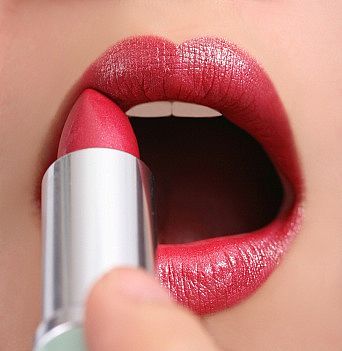 Какие существуют интересные факты о губной помаде? 79949041_4295517_1320932244_1320401163_51965527_applying_lipstick3