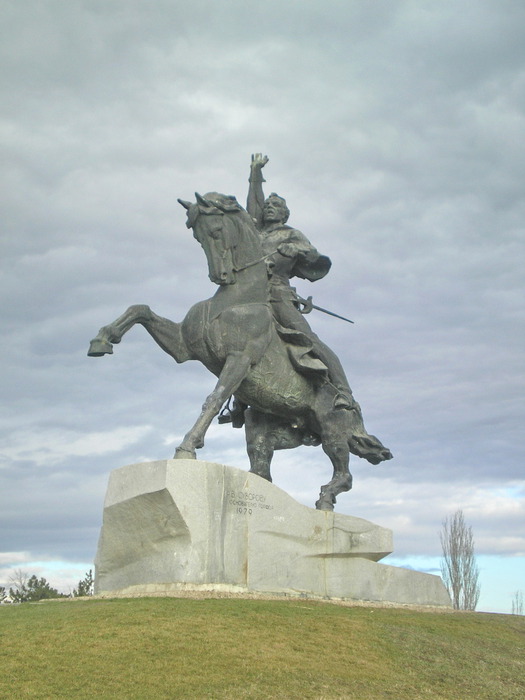 Suvorov_monument_in_Tiraspol (525x700, 79Kb)