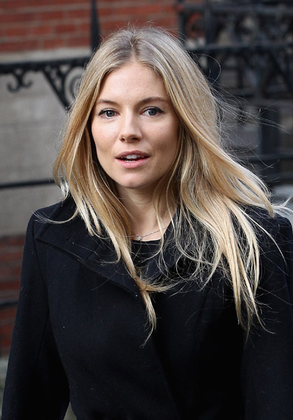 Sienna-Miller-is-seen-leaving-the-Leveson-Inquiry (419x600, 90Kb)