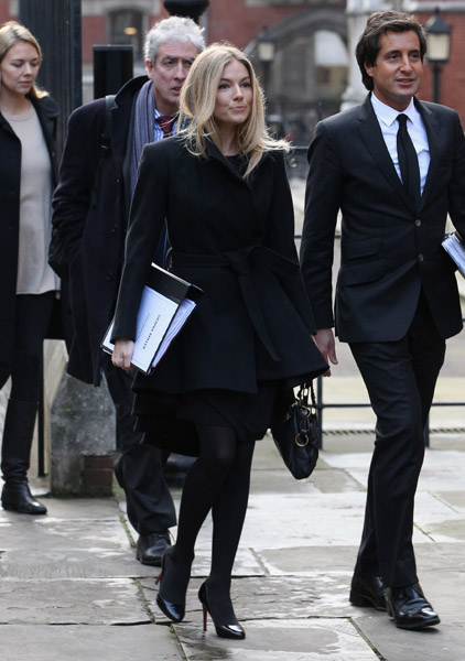 Sienna-Miller-is-seen-leaving-the-Leveson-Inquiry5 (422x600, 88Kb)