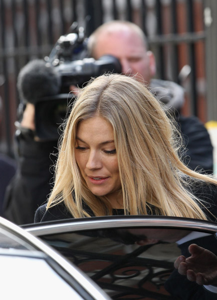 Sienna-Miller-is-seen-leaving-the-Leveson-Inquiry11 (433x600, 91Kb)