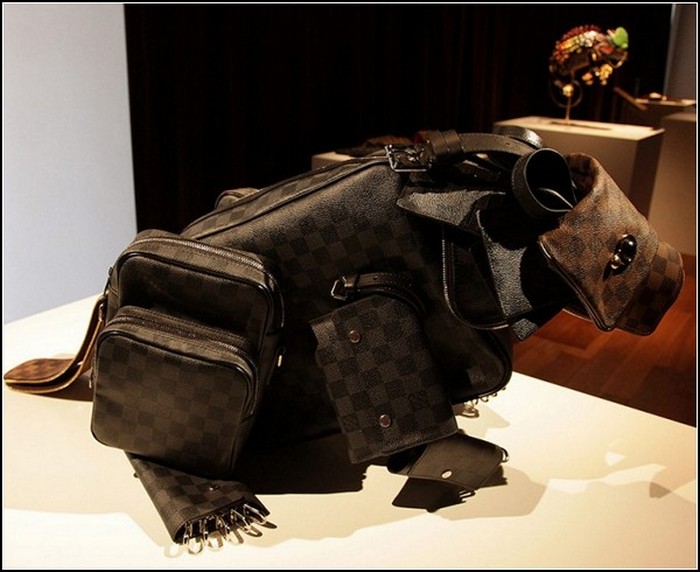 Удивительные скульптуры из аксессуаров Louis Vuitton