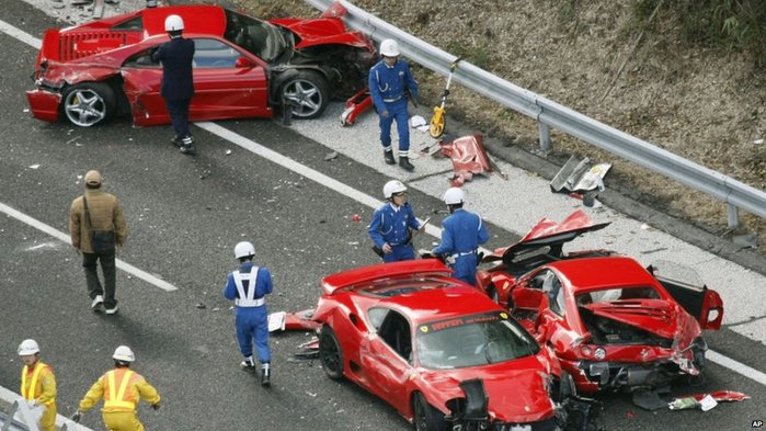 Самая дорогая авария в мире/2447247_damaged_Ferrari_cars (700x393, 84Kb)