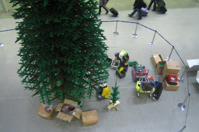 Самая большая рождественская елка из LEGO установлена в Лондоне/2270477_90 (700x466, 87Kb)