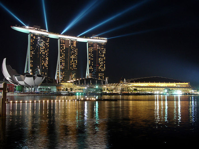 800px-Marina_Bay_Sands_during_2010_Youth_Olympics_opening (1) (700x525, 96Kb)
