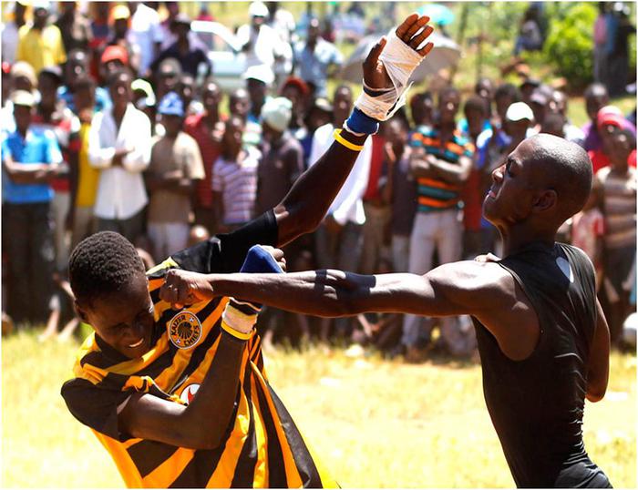 Африканские кулачные бои. Фотографии бойцов во время традиционного праздника Мусангве в Лимпопо