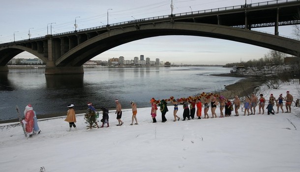 Костюмированные купания на берегу реки Енисей, Красноярск, 25 декабря 2011 года/2270477_211 (610x350, 53Kb)