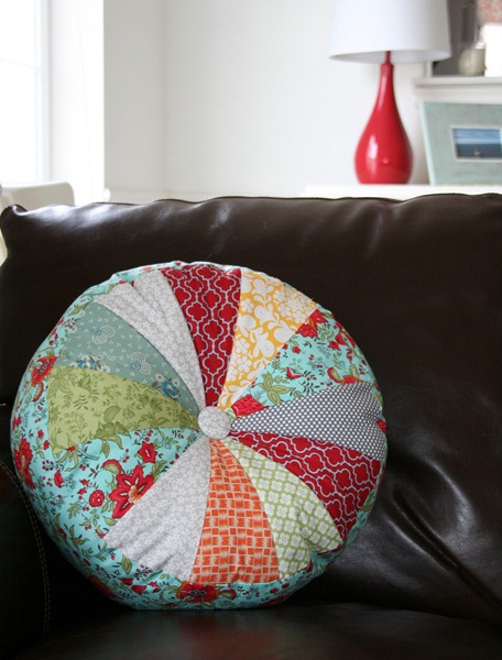 Как просто сшить красивую круглую подушку в винтажном стиле