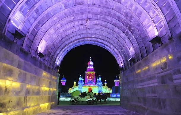 28-ой Харбинский международный фестиваль снега и льда, Харбин, провинция Хэйлунцзян, Китай, 25 декабря 2011 года.