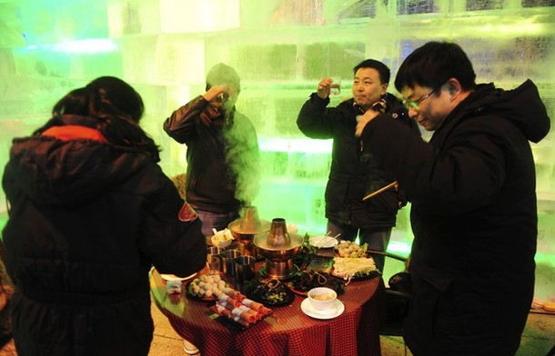 28-ой Харбинский международный фестиваль снега и льда, Харбин, провинция Хэйлунцзян, Китай, 6 января 2012 года.