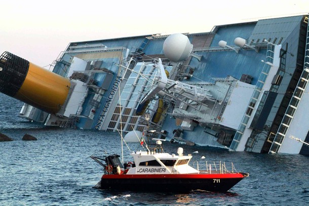 Лайнер 'Costa Concordia' сел на мель и завалился, Порто Санто Стефано, 14 января 2012 года